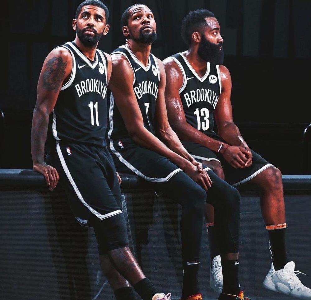 雷火电竞下载-篮网B队鏖战雄鹿，欧文高光表现