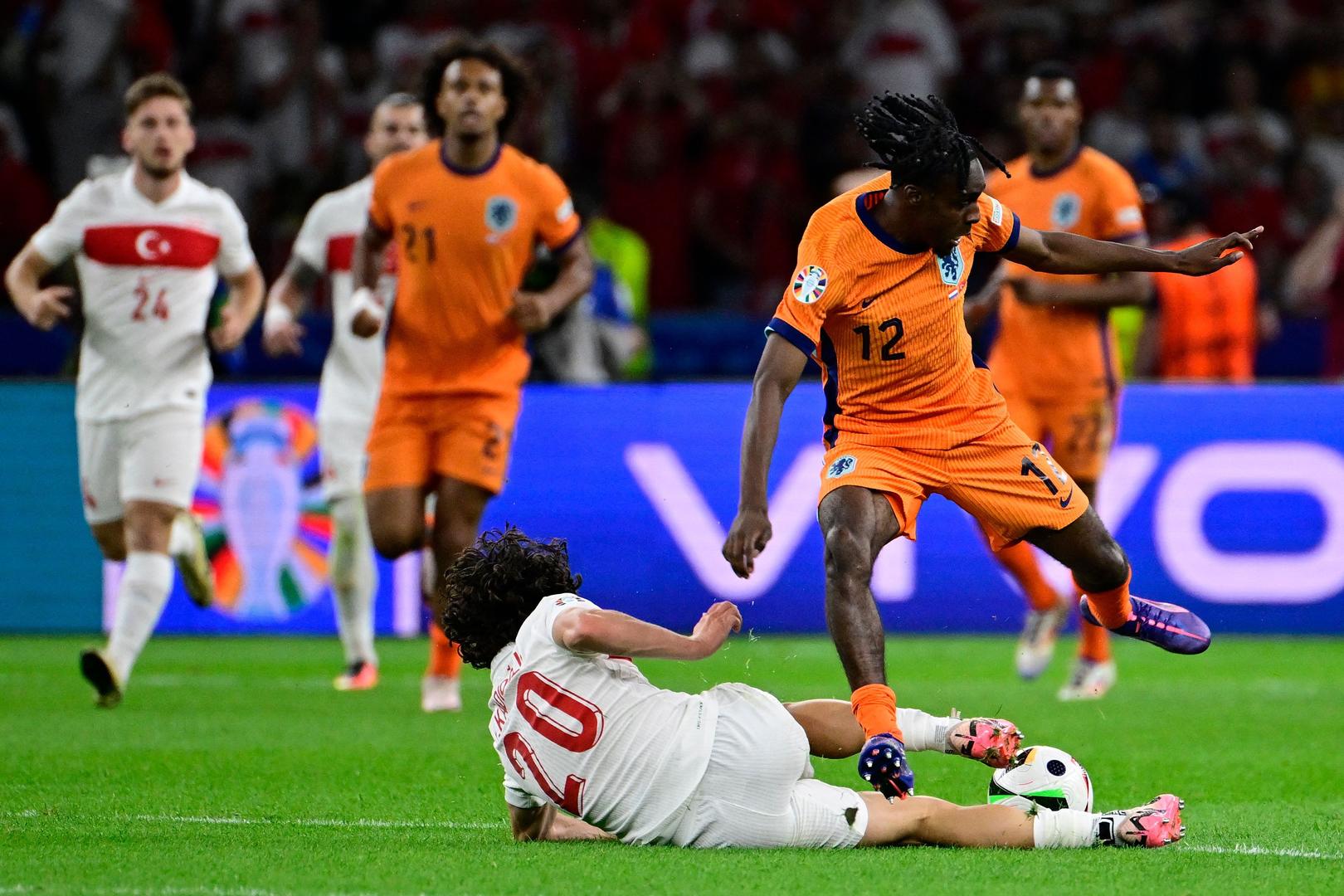 荷兰队时隔多年再度晋级!期待冲击冠军 荷兰队时隔多年再度晋级!期待冲击冠军