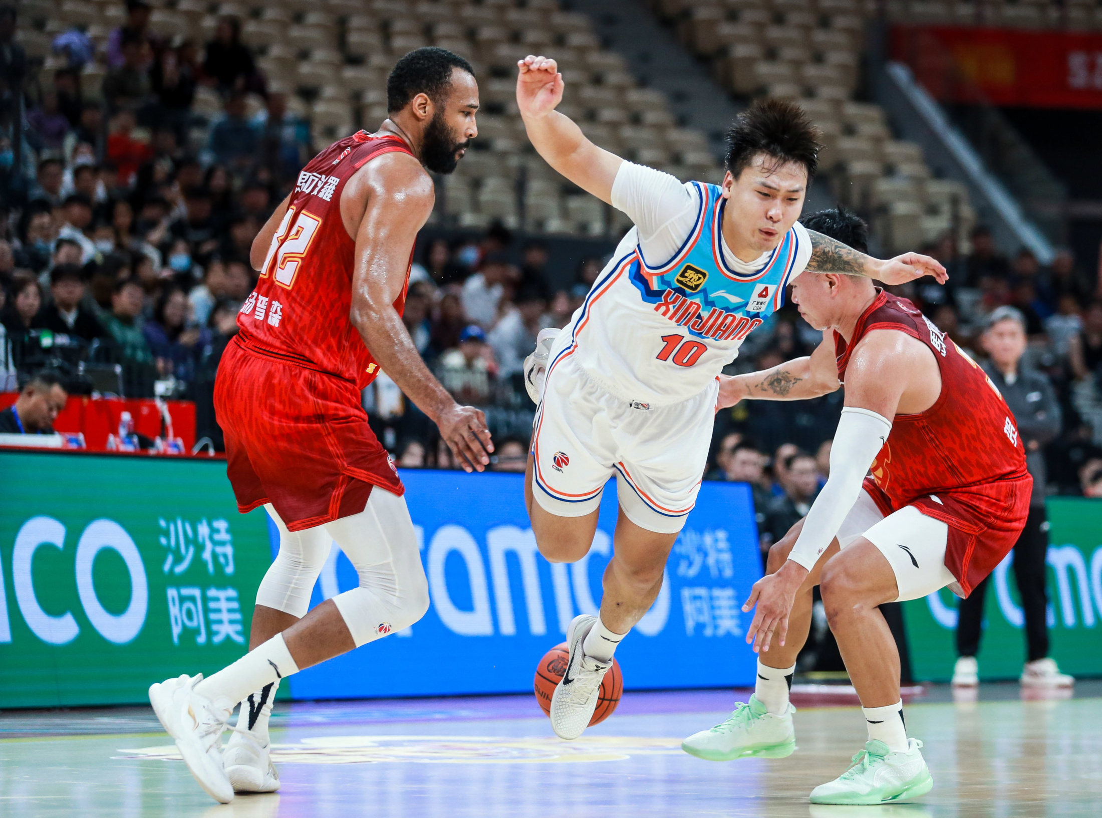 新疆队横扫马刺，浓眉哥扛起全队的简单介绍